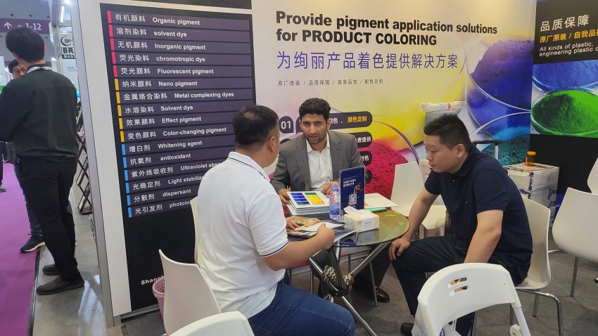 我們的外貿(mào)部參展人員與國(guó)外客戶交流中