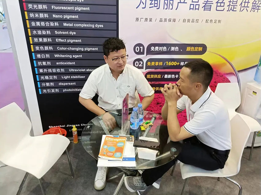 精顏化工董事長(zhǎng)在與客戶交流中